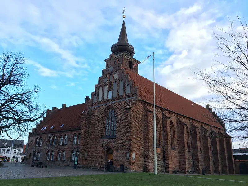 Klosterkirken i rød tegl med trappegavl og spir i Nykøbing Falster