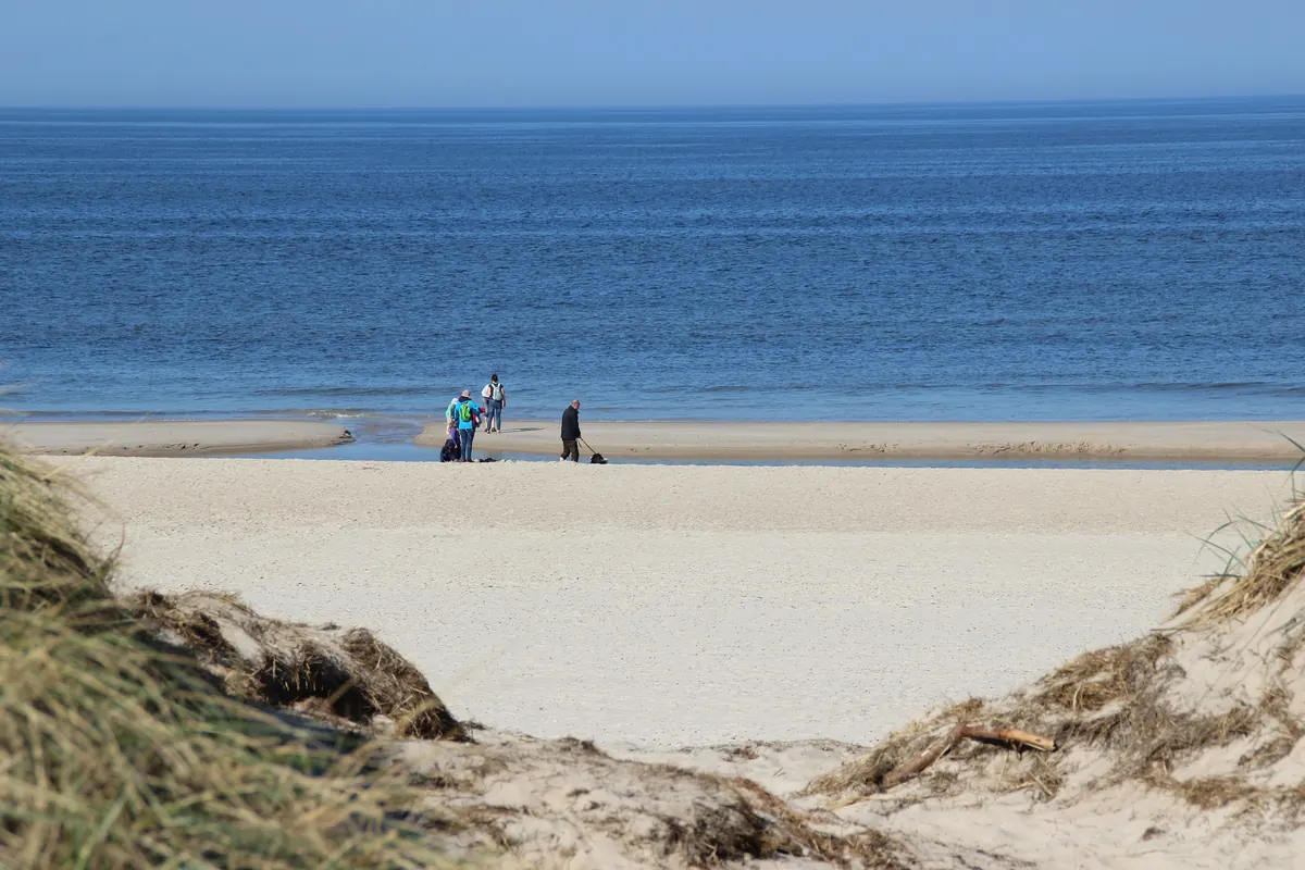 Sti gjennom klittene ned til en bred sandstrand ved Nordsjøen i Søndervig