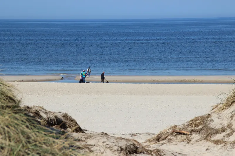 Sti gjennom klittene ned til en bred sandstrand ved Nordsjøen i Søndervig