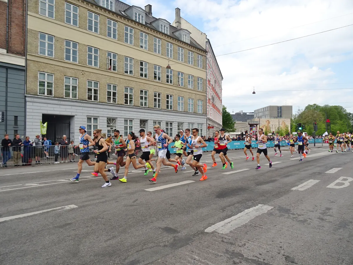 Løpere i Copenhagen Marathon passerer Trianglen på Østerbro