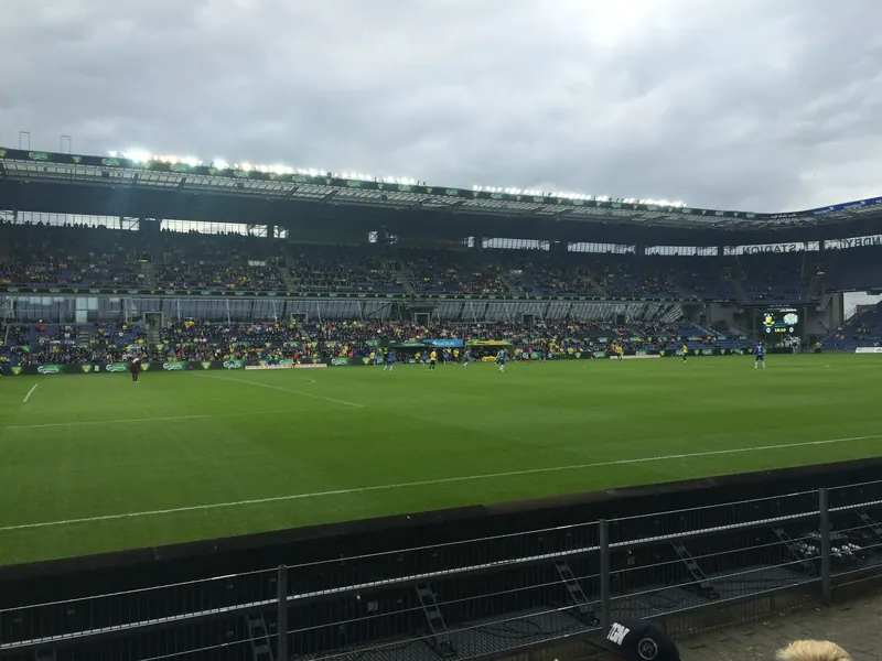 Tribuner og gressbane under en kamp på Brøndby Stadion