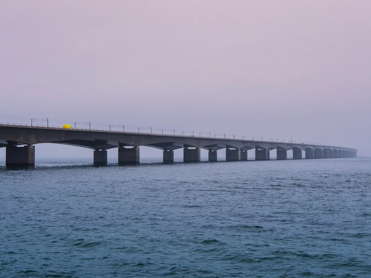 Storebæltsbroen over havet i disvær
