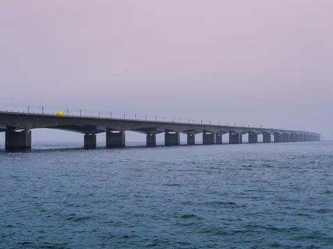 Storebæltsbroen over havet i disvær